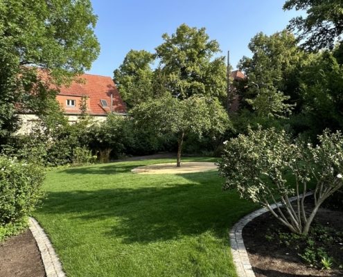 Rasenfläche mit Natursteinkante Rasenfläche mit Natursteinkante