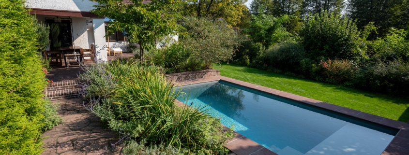 Minipool in einem Garten