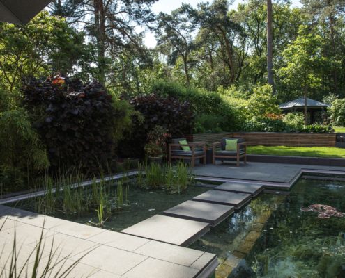 Schwimmteich mit Terrassenübergang