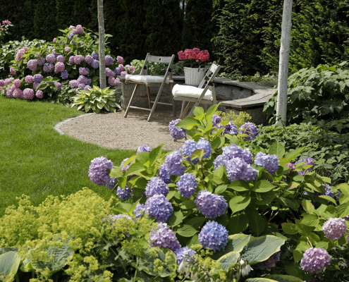 Gartenpflanzung Hortensien, Sitzecke im Garten