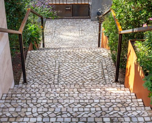 Treppe im Garten, Pflaster, Naturstein
